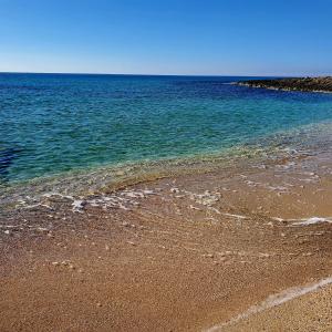 piaszczysta plaża z oceanem w tle w obiekcie Salento - A Casa di Lilli w mieście Porto Cesareo