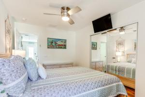 Postel nebo postele na pokoji v ubytování South Hutchinson Island Cottage with Beach Access! + 26 fotografií