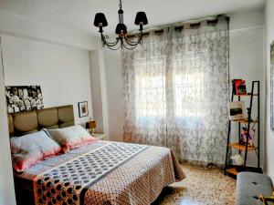 een slaapkamer met een bed en een raam bij Apartamento Bella Vista in Salobreña