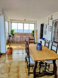 een eetkamer met een tafel en uitzicht op de oceaan bij Apartamento Bella Vista in Salobreña