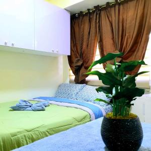 1 dormitorio con 1 cama y una maceta en Ma. CRISTINA, en Manila