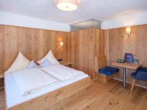Un pat sau paturi într-o cameră la Hotel Alpenblick