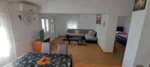 un soggiorno con divano e TV di Apartments Ema & Sea with free private parking a Pola (Pula)