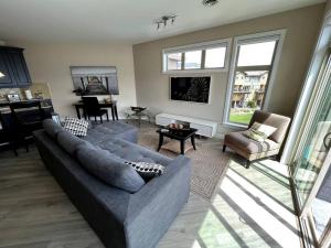 sala de estar con sofá y TV en Your personal oasis! 3 bedroom condo! Top floor!, en West Kelowna