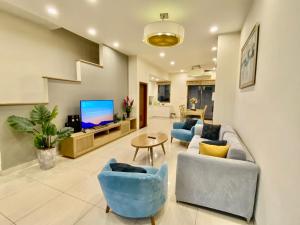 sala de estar con 2 sofás y TV en T’Wendy Villa 3, en Ha Long
