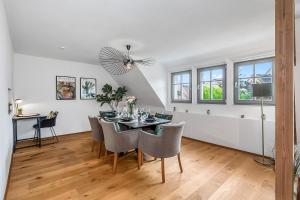 a dining room with a table and chairs at NAMASTÉ Homes - Ferienwohnung mit Dachterrasse in Bad Windsheim