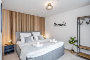 a bedroom with a large bed with white pillows at NAMASTÉ Homes - Ferienwohnungen - Altstadt - 2 Schlafzimmer in Bad Windsheim