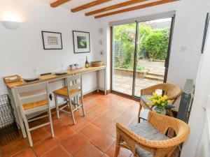 cocina y comedor con mesa y sillas en Old Town Cottage, en Stratford-upon-Avon