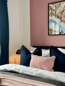 เตียงในห้องที่ Stylish 3Bedroom Home in Grimsby with WiFi&Parking Sleeps 6 by PureStay