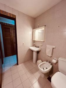 a bathroom with a toilet and a sink at Habitación en chalet, Cipolletti in Cipolletti