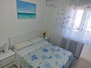 Un pat sau paturi într-o cameră la Laguna Blu