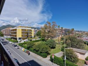 O vedere generală la munți sau o vedere la munte luată de la acest apartament