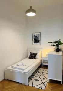 Postel nebo postele na pokoji v ubytování BLOOM - Cozy Apartment, 5 stops to City Center