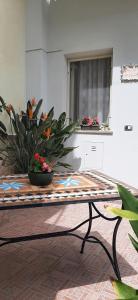 einen Tisch mit einer Topfpflanze darüber in der Unterkunft Al Larghetto in Lamezia Terme