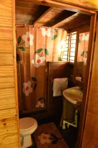Bilik mandi di Somali Jungle Eco Lodge and Cabins