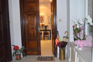 korytarz z drzwiami i kwiatami w pokoju w obiekcie B&B Domus Chiara w Rzymie