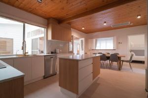 une cuisine avec des placards blancs et une salle à manger dans l'établissement Yasar farm stay Marshall view, 