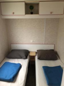 En eller flere senge i et værelse på Mobilhome à Fréjus à 15 minute de la mer sur terrain indépendant