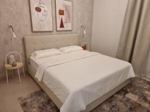 מיטה או מיטות בחדר ב-Marassi Park Residence