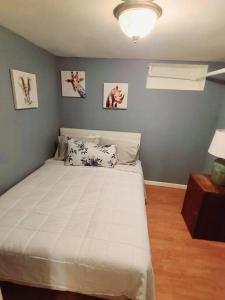 een slaapkamer met een groot wit bed in een kamer bij Westchester - Minutes to the Heart of NYC in Mount Vernon