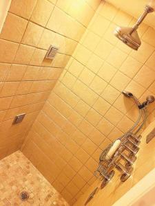 een badkamer met een douche met een douchekop bij Westchester - Minutes to the Heart of NYC in Mount Vernon