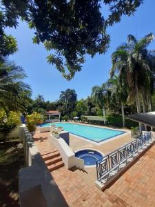 een groot zwembad in een tuin met bomen bij Apartamento Condominio Girardot Resort Apto 6-402 Vista a las montañas ,WI-FI- RNT # 96655 in Girardot