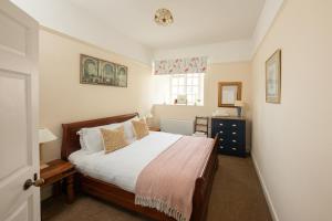 ein Schlafzimmer mit einem Bett und einem Fenster in der Unterkunft Lightfoot Cottage in Bishop Auckland