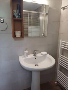 Un baño con un lavabo blanco y un espejo. en Sofia's Yard House, en Loutra Killinis 57 fotos más