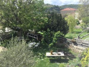 an overhead view of a garden with a table and trees at chambre pour 2 personnes in Sablons