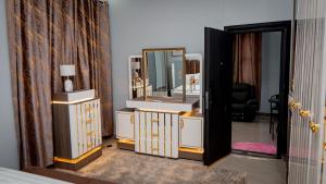 ein Ankleidezimmer mit einem Spiegel und einer Kommode in der Unterkunft Mboka Village in Kahama