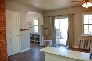 a living room with a ceiling fan and a window at Buffalo Lodge Bicycle Resort - Amazing access to local trails & the Garden in Colorado Springs