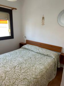 En eller flere senge i et værelse på VERAMAR Prime Beachfront Location, Free Parking, Steps to the Sand