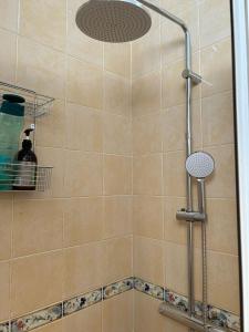 Et badeværelse på VERAMAR Prime Beachfront Location, Free Parking, Steps to the Sand