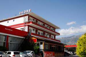 un hotel con coches aparcados delante en Hotel Fiorela 2009 en Gjirokastër