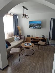een woonkamer met een bank en een tafel bij Apartments Frigan in Maslenica