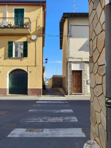 eine leere Straße in einer Stadt mit zwei Gebäuden in der Unterkunft riva vacanze in Riva Ligure