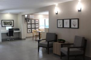 una sala d'attesa con sedie e tavolo di Country Inn & Suites by Radisson, Dunbar, WV a Dunbar
