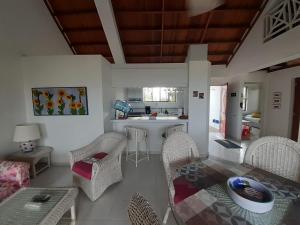 Una sala de estar con mesa y sillas y una cocina. en Girardot Resort Ap 6-402 Exclusiva vista panorámica-wi-fi, en Girardot