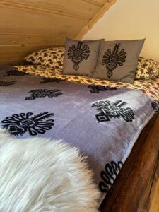 เตียงในห้องที่ Oskarówka domek w górach na odludziu z jacuzzi i sauną - kominek i Netflix