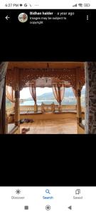 シュリーナガルにあるHeritage Houseboats Kashmirの窓付きの部屋の写真