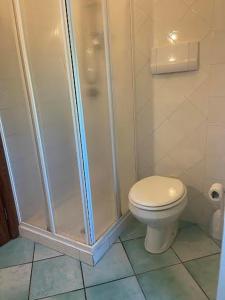 サン・テオドーロにあるCasa CLELIAのトイレとシャワー付きのバスルーム