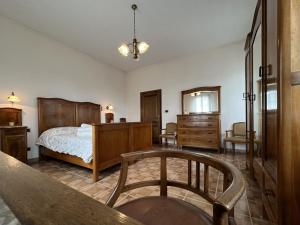 una camera con letto, cassettiera e specchio di Ca'Mia - Rooms a Porto Tolle