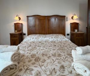 una camera da letto con un letto con copriletto floreale di Ca'Mia - Rooms a Porto Tolle