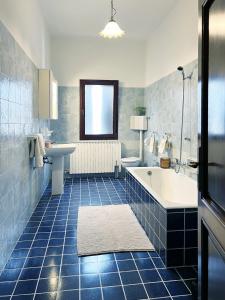 bagno con vasca e lavandino di Ca'Mia - Rooms a Porto Tolle