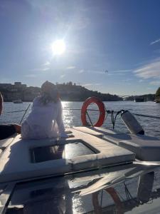 una persona sentada en un barco en el agua en Douro4sailing, en Oporto