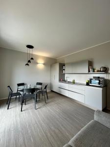 sala de estar con mesa y sillas y cocina en Casa di campagna Colle Pertecone Locazione Turistica, en Spoleto