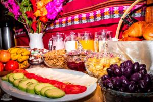 een tafel met borden met voedsel en fruit bij Marlon's House in Arequipa in Arequipa