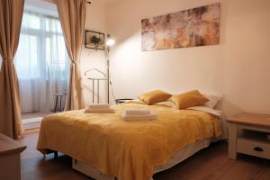 - une chambre avec un lit et 2 serviettes dans l'établissement Konstanzer Tudor3, à Iaşi