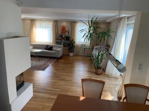 ザルツブルクにあるBook-A-Room Salzburg Apartment 9のリビングルーム(ソファ、テーブル付)