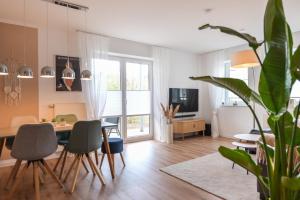 a living room with a table and chairs and a tv at Eigene Sauna 2 Schlafzimmer sehr zentral WinterbergHome in Winterberg